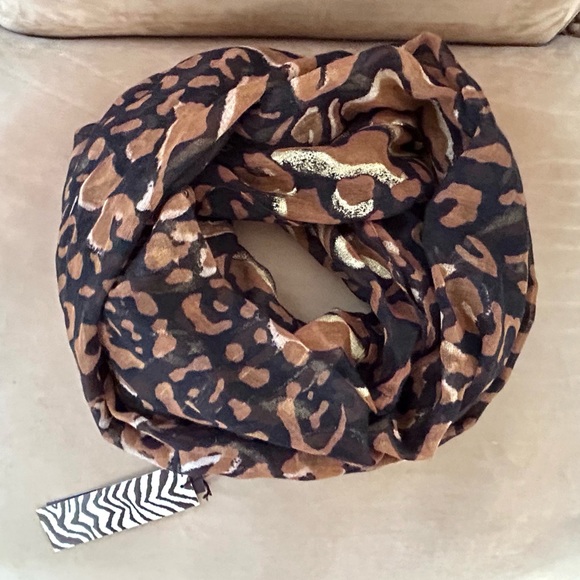 Dana Buchman Large Infinity Scarf in Brown Light Brown metallic Gold Leopard - Picture 8 of 9